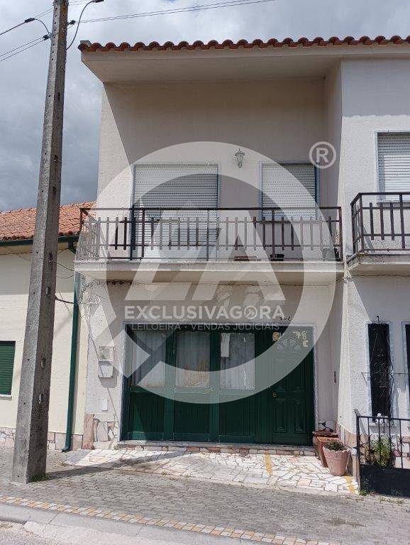 Fotografia de imóvel: Direito à Meação sobre 2 Apartamentos (T3 no 1º andar e T2 no r/chão com garagem)