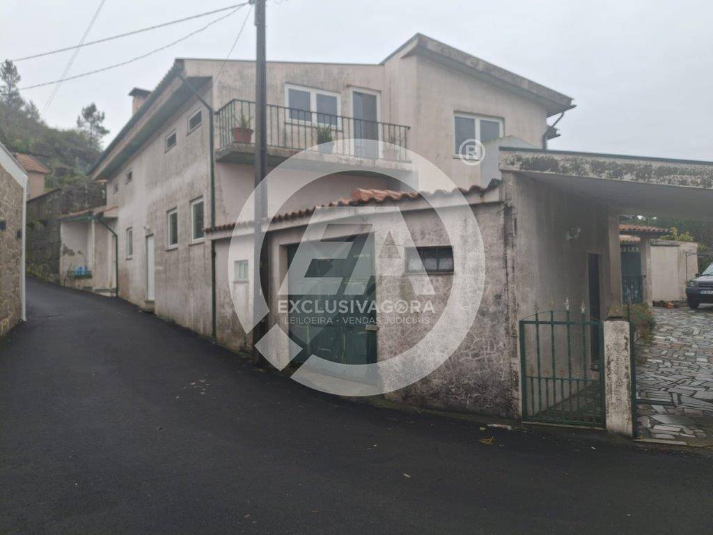 Fotografia de imóvel: Metade indivisa (1/2) sobre 2 Casas contíguas com alpendres, garagem e anexo