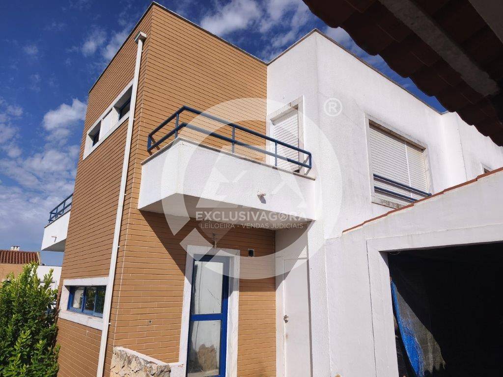 Fotografia de imóvel: 1/2 (indiviso) do Direito de Superfície de Moradia V3 com 3 pisos, churrasqueira e logradouro